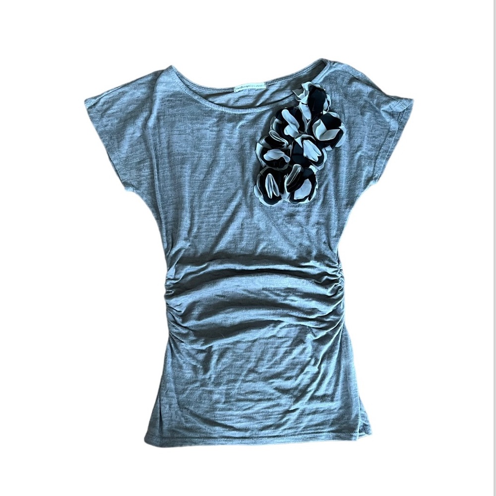 Equipe gray short sleeve top with floral appliqué. Size S